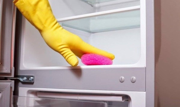 Что нужно делать, чтобы быстро растопить лёд в морозилке и помыть ее Что нужно делать, чтобы быстро растопить лёд в морозилке и помыть ее