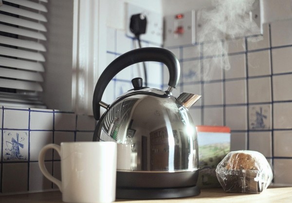 Неприятный вкус воды и отложение солей: когда нужно чистить чайник и как это сделать Неприятный вкус воды и отложение солей: когда нужно чистить чайник и как это сделать