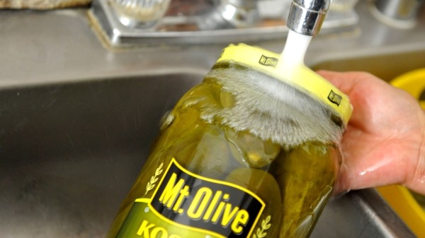 Простые и доступные способы, которые позволят открыть стеклянную банку без открывашки