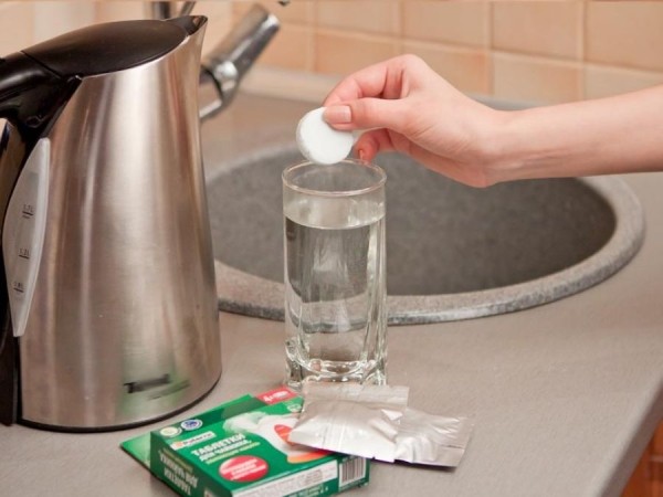 Неприятный вкус воды и отложение солей: когда нужно чистить чайник и как это сделать Неприятный вкус воды и отложение солей: когда нужно чистить чайник и как это сделать