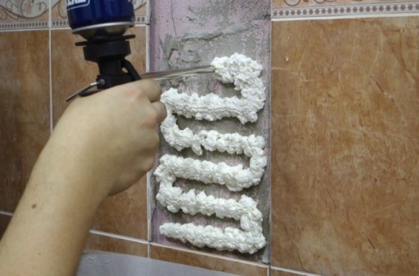Необычные способы использования монтажной пены: зачем запенивать ванну