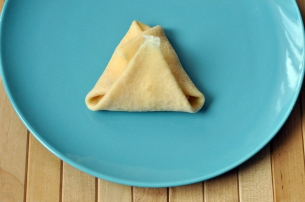 Простой способ красиво свернуть блинчик треугольником Простой способ красиво свернуть блинчик треугольником