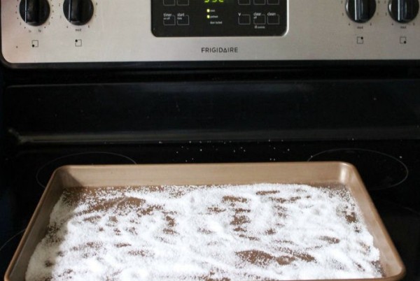 С какой целью в духовку кладут противень с солью