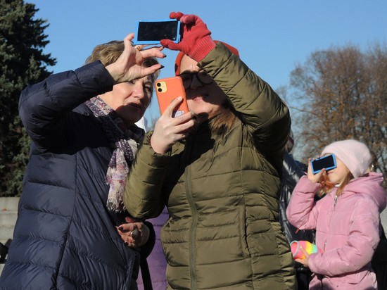 Какие знаки увидели москвичи в солнечном затмении: от серпа до «огненных фонтанов»