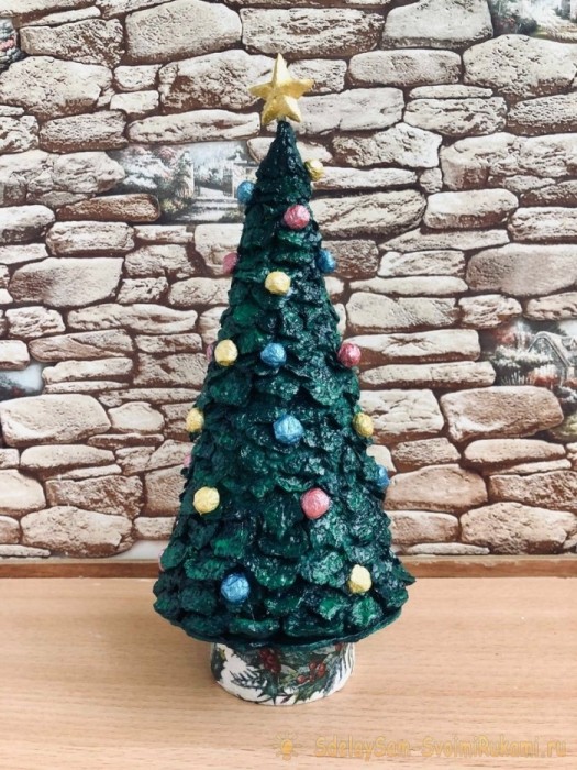 Новогодняя елочка из упаковки для яиц