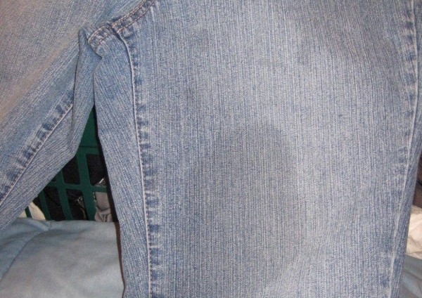 Доступные каждому способы выведения жирных пятен с джинсов за несколько минут