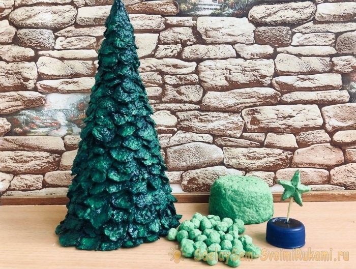 Новогодняя елочка из упаковки для яиц