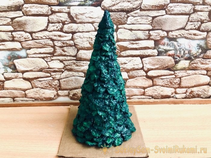 Новогодняя елочка из упаковки для яиц