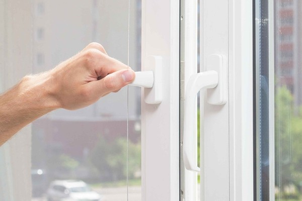 Что делать, если не открывается пластиковое окно: как разблокировать ручку, нужно ли вызывать мастера Что делать, если не открывается пластиковое окно: как разблокировать ручку, нужно ли вызывать мастера