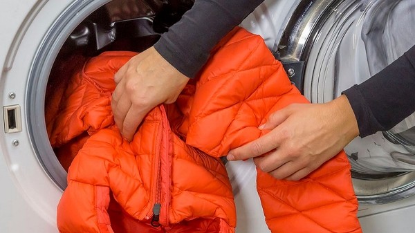 Без комков и головной боли: как постирать пуховик вручную и в машинке, чтобы не сбился наполнитель