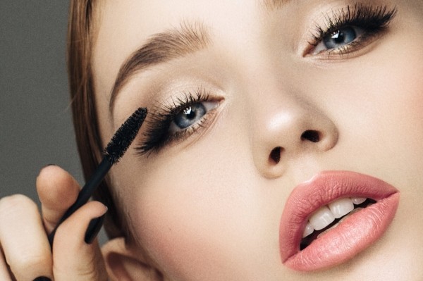 Быстро и красиво: как прокрасить ресницы от самых корней Быстро и красиво: как прокрасить ресницы от самых корней