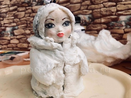 Снегурочка из смешанного папье-маше