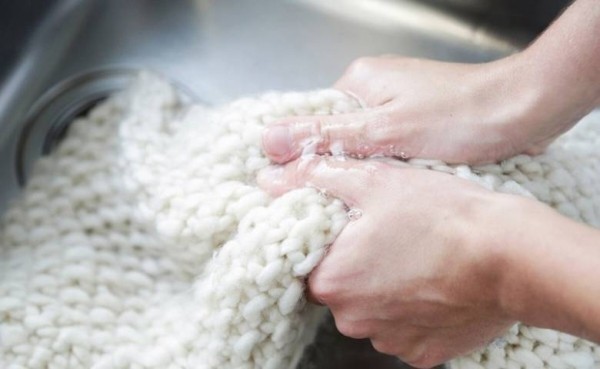 Почему одежду нужно стирать в газировке, а ванну чистить грейпфрутом: необычные лайфхаки Почему одежду нужно стирать в газировке, а ванну чистить грейпфрутом: необычные лайфхаки