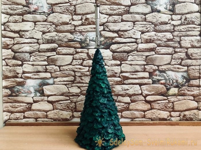 Новогодняя елочка из упаковки для яиц