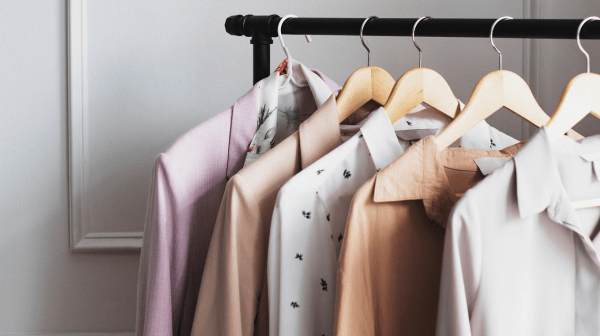 Вешать или складывать? Какие вещи нельзя хранить на вешалках