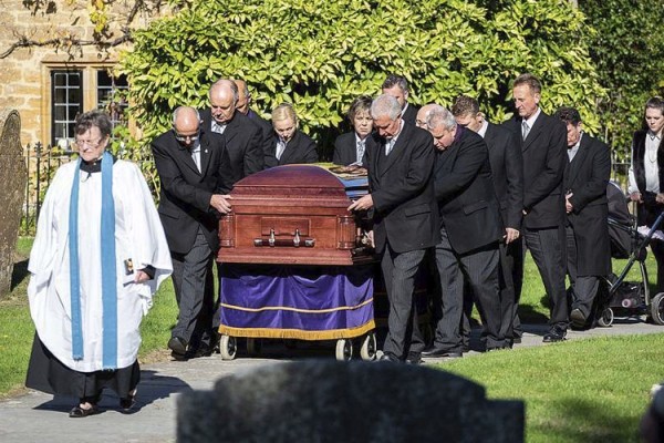 Прощание с усопшим: почему целуют покойника в гробу, значение ритуала и как его трактует религия