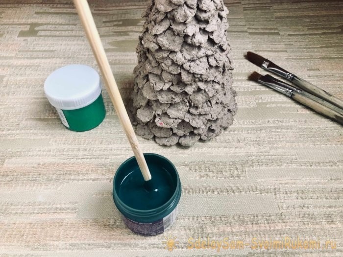 Новогодняя елочка из упаковки для яиц