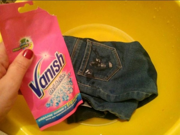 Доступные каждому способы выведения жирных пятен с джинсов за несколько минут
