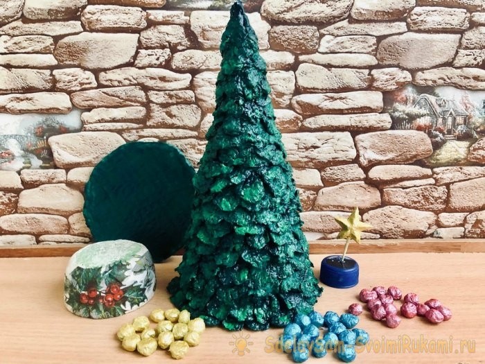 Новогодняя елочка из упаковки для яиц