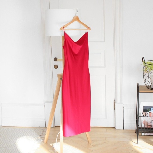 Вешать или складывать? Какие вещи нельзя хранить на вешалках