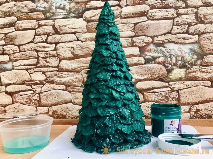 Новогодняя елочка из упаковки для яиц