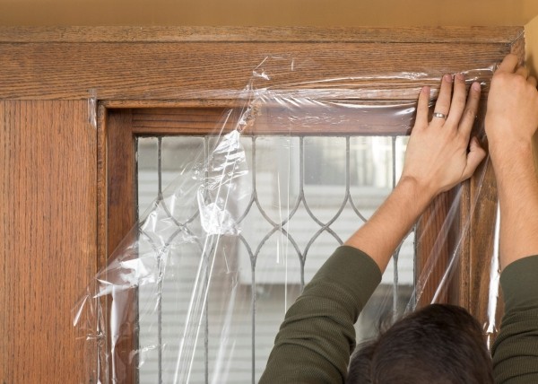 Доступные и простые способы, позволяющие дешево утеплить окна