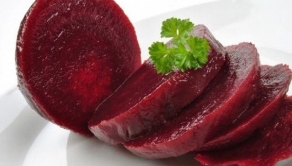 Как быстро и правильно сварить свеклу для салатов, что нужно добавить в воду, чтобы овощ не потерял насыщенный цвет