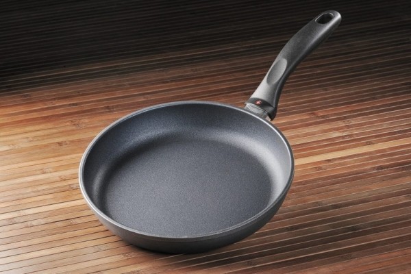 Боремся с нагаром на сковороде снаружи: эффективный способ, который подойдет даже для 20-летних сковородок