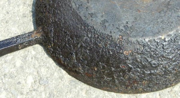 Боремся с нагаром на сковороде снаружи: эффективный способ, который подойдет даже для 20-летних сковородок