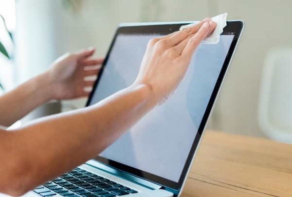 Уход за ноутбуком: как правильно очистить экран специальными и подручными средствами Уход за ноутбуком: как правильно очистить экран специальными и подручными средствами