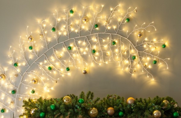 Учимся у профессионалов: как красиво намотать гирлянду на елку, чтобы она светилась изнутри Учимся у профессионалов: как красиво намотать гирлянду на елку, чтобы она светилась изнутри