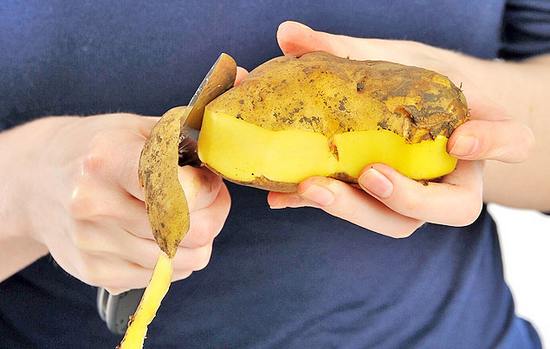 5 способов, которые помогут быстро почистить много картошки 5 способов, которые помогут быстро почистить много картошки