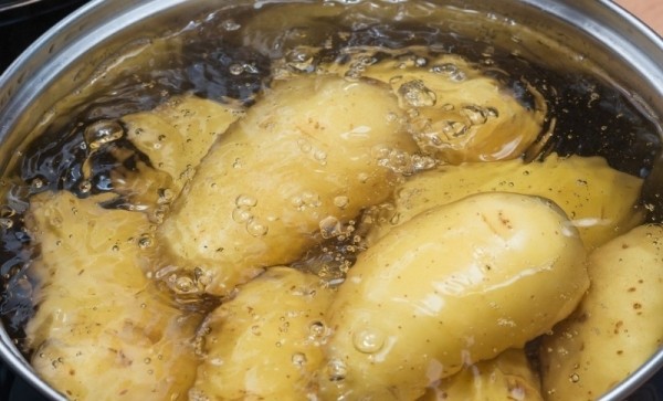 Как сделать так, чтобы картофель не сильно разваривался: зачем добавлять уксус во время варки