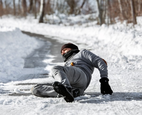 Как обезопасить себя при падении на лед: советы, которые помогут избежать серьезных травм