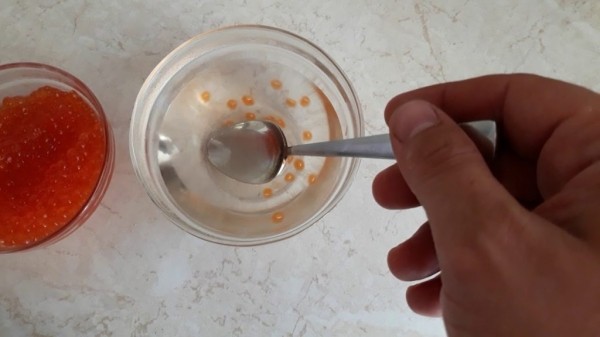 Деликатес к Новому году: как отличить красную икру от подделки