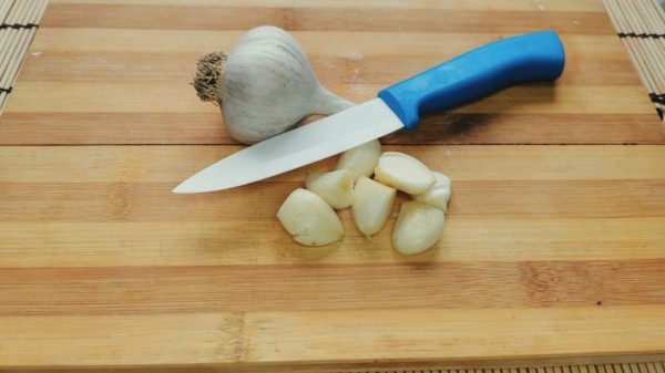 Пять способов легко почистить чеснок от шелухи