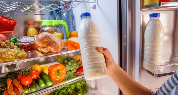 Место, где правильно хранить молоко в холодильнике