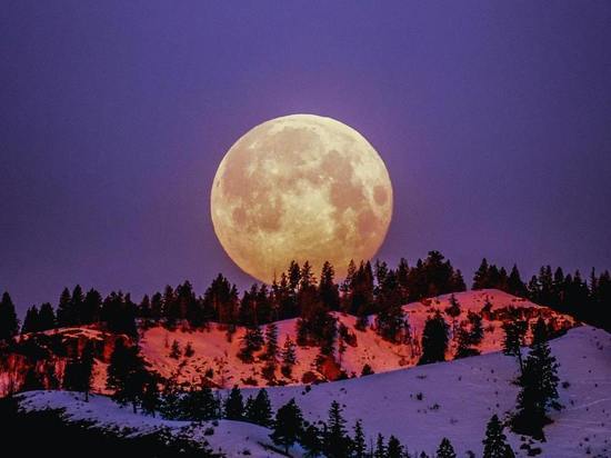 Редкий случай: полная «холодная луна» затмевает Марс