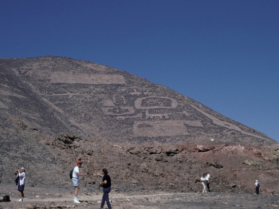 Ученые нашли десятки загадочных наскальных рисунков Наска в Перу