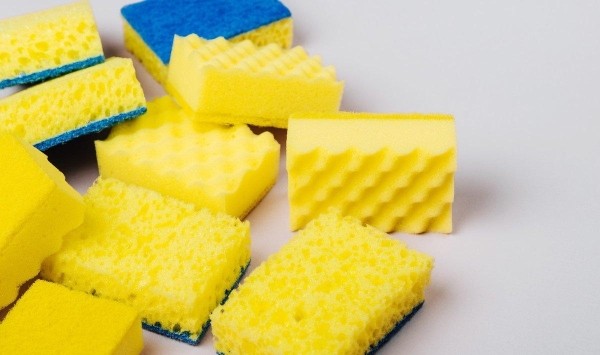 Кухонные лайфхаки: необычные способы применения губки для посуды