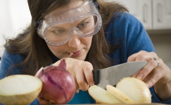 Можно ли почистить и порезать лук без слез