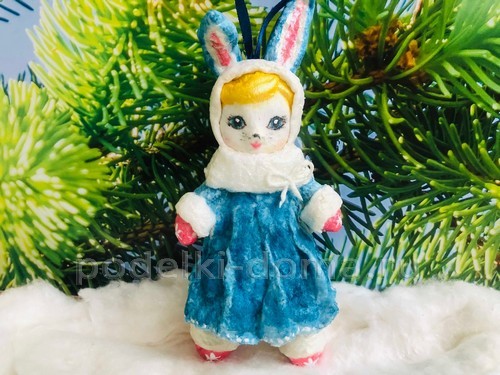 Ёлочная игрушка Зайка в технике ватного папье-маше
