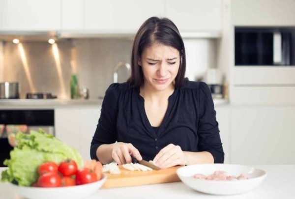 Можно ли почистить и порезать лук без слез