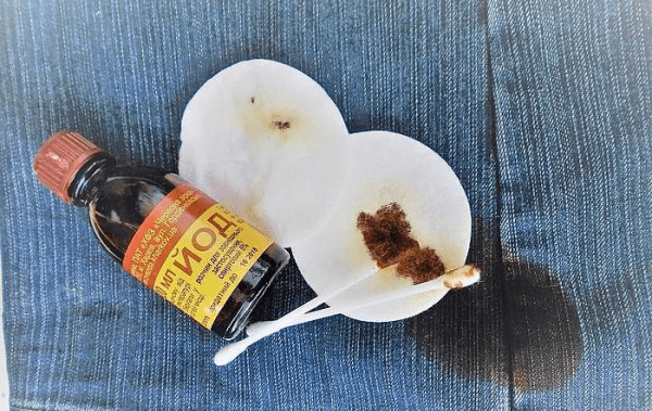 Пятна йода на одежде или коже – не беда: чем его оттереть за пять минут