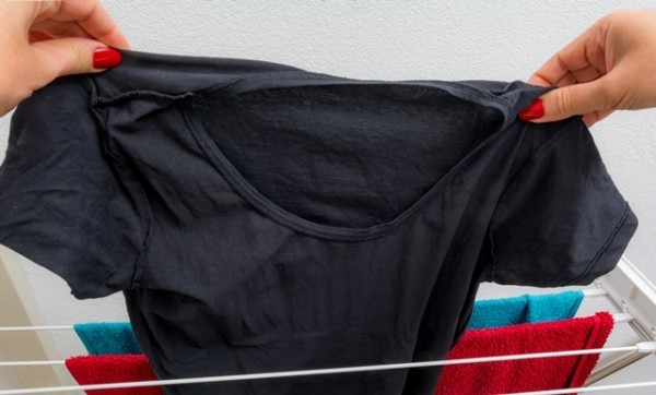 Как правильно стирать и сушить черные вещи, чтобы они сохранили первоначальный вид Как правильно стирать и сушить черные вещи, чтобы они сохранили первоначальный вид