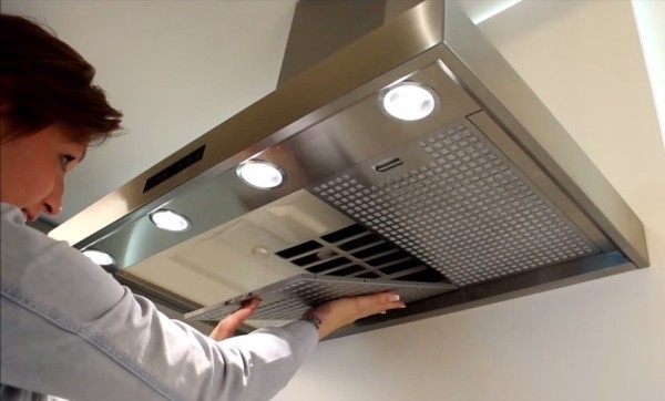 Простые и доступные способы очистки вытяжки на кухне Простые и доступные способы очистки вытяжки на кухне