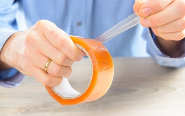 Доступный и быстрый способ оторвать скотч, если под рукой нет ножниц