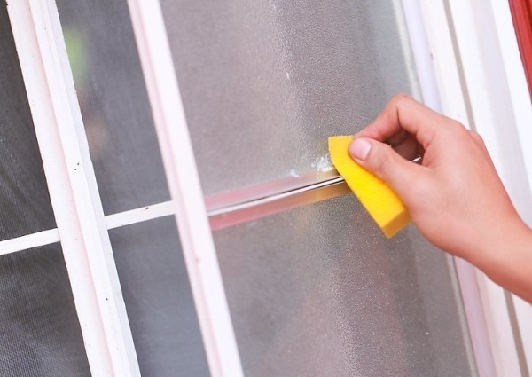 Доступный и быстрый способ оторвать скотч, если под рукой нет ножниц