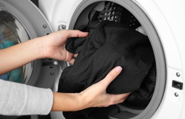 Как правильно стирать и сушить черные вещи, чтобы они сохранили первоначальный вид Как правильно стирать и сушить черные вещи, чтобы они сохранили первоначальный вид
