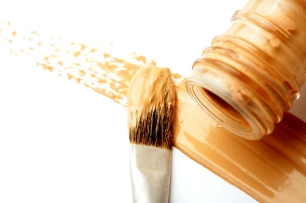 Четыре способа помогут избавиться от следов тонального крема на одежде Четыре способа помогут избавиться от следов тонального крема на одежде